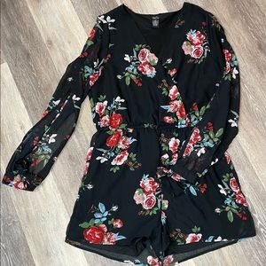 Rue21 long sleeve and shorts romper in beautiful floral pattern, size L, NWOT